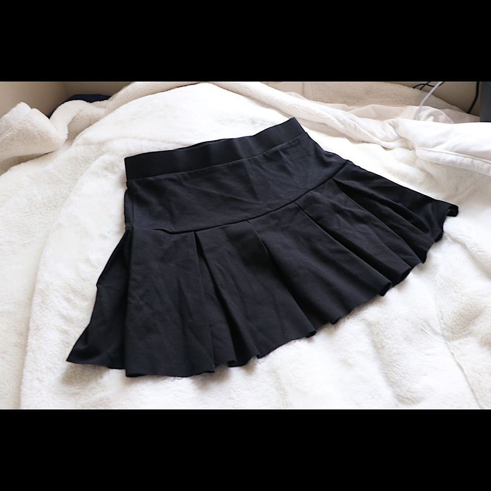 Basic black pleated skater skirt